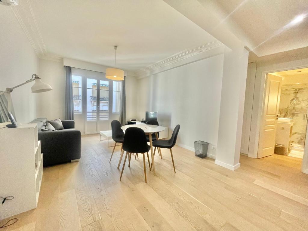 un salon avec une table et des chaises dans l'établissement Pasteur by Welcome to Cannes, à Cannes