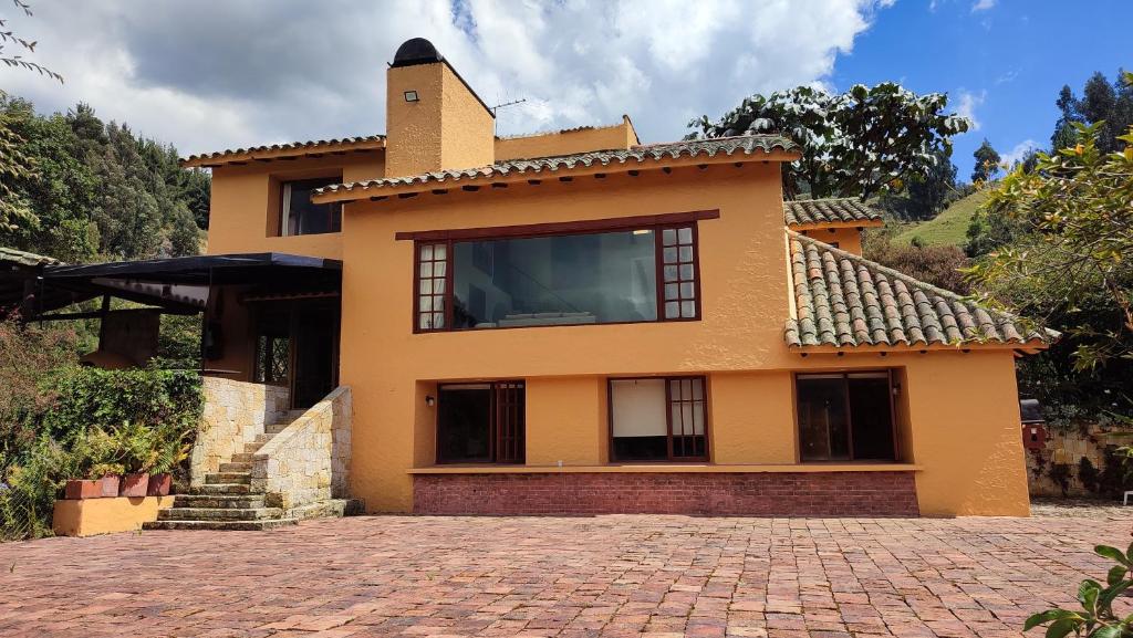 una casa con una gran TV encima en Hacienda Raíces, en Subachoque