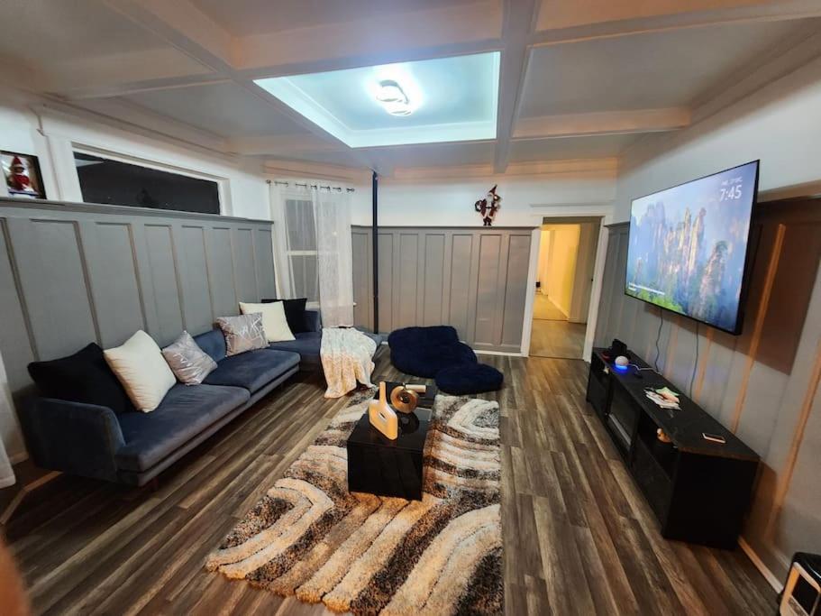 a living room with a couch and a flat screen tv at Casa treacy in Newark