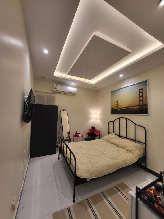 1 dormitorio con 1 cama y TV en una habitación en استديو سرير ماستر ودخول ذاتي بحي الملقا, en Riad