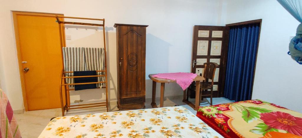 Postel nebo postele na pokoji v ubytování Raviru Guest Mirissa