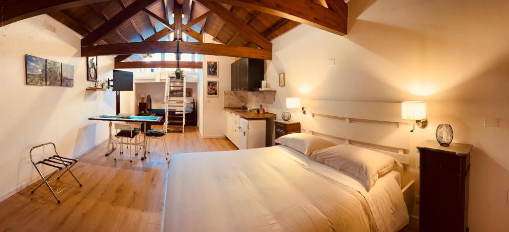 1 dormitorio con 1 cama y cocina con escritorio en Casa vacanze Santa Marta, en Barletta