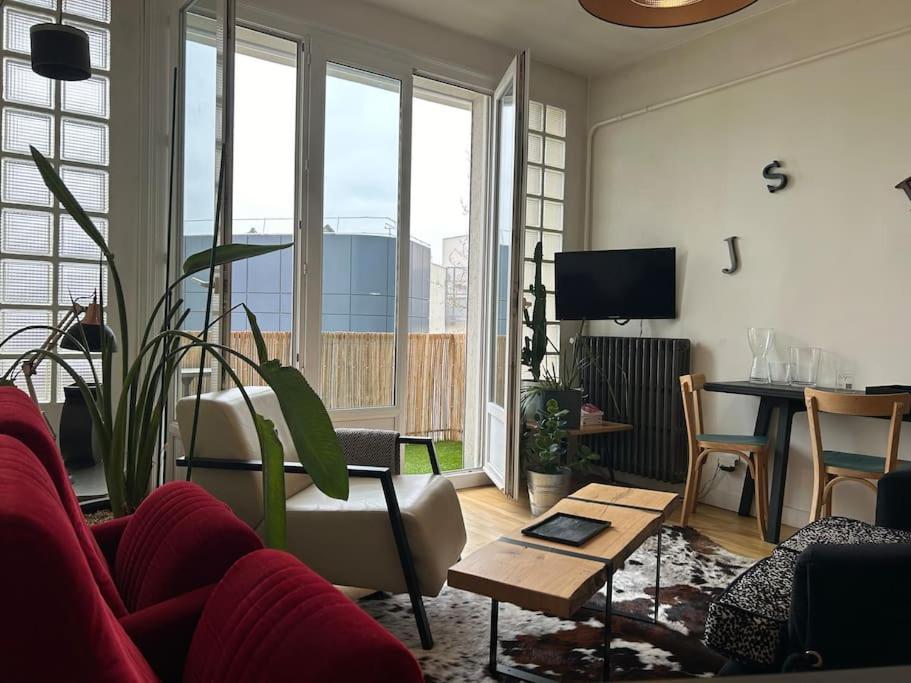 un salon avec un canapé et une table dans l'établissement Le Saint HeL, Magnifique T2 en face du TNB, à Rennes