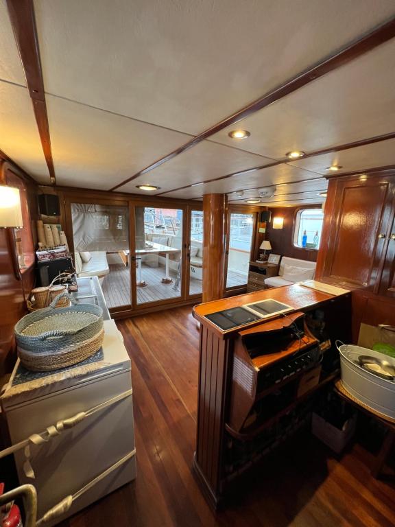a kitchen with a stove in a boat at Southern Cross in Barcelona
