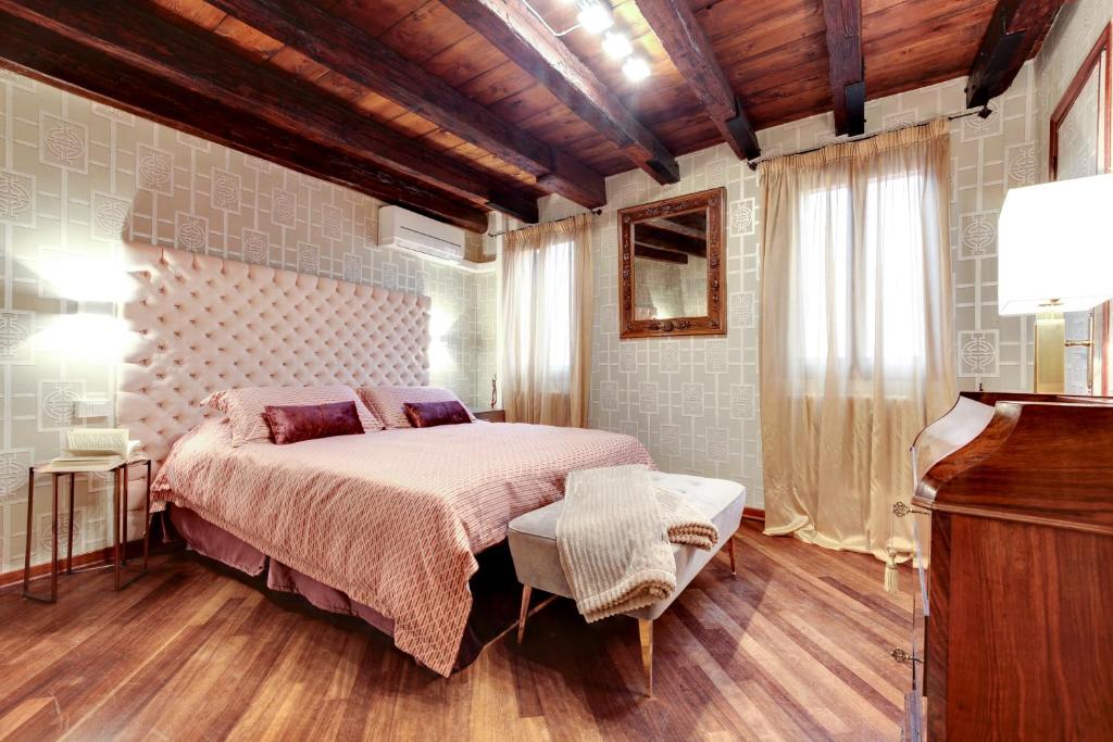 a bedroom with a large bed and a wooden ceiling at ca dei zoti3 with luggage room in Venice