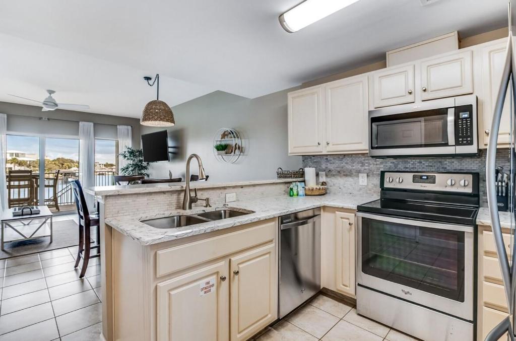 eine Küche mit Spüle und Mikrowelle in der Unterkunft Beach N' Bay in Pensacola Beach