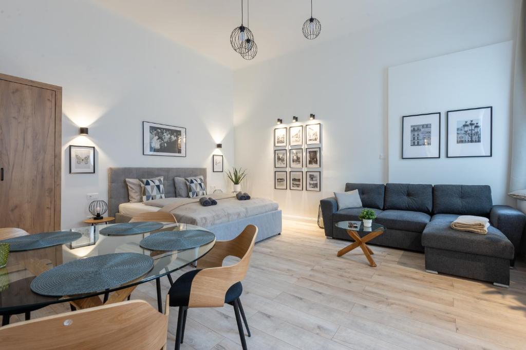 una sala de estar con un sofá y una mesa en Budapest Holidays OPERArt, en Budapest