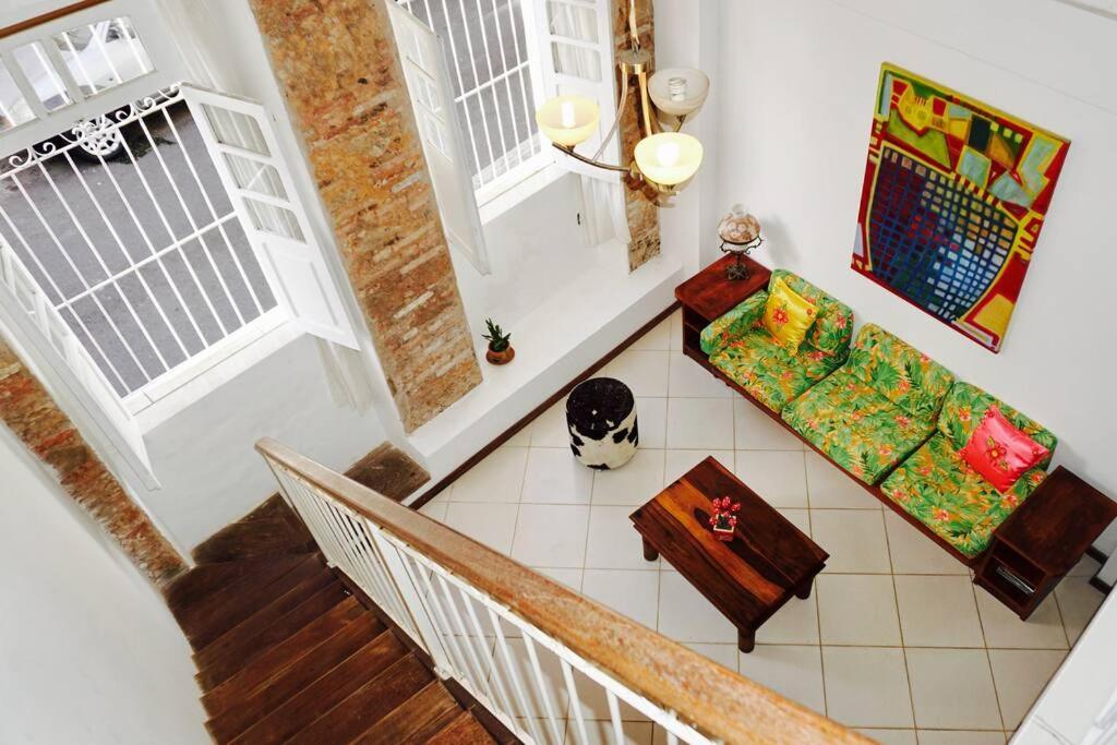 - un salon avec un canapé et une table dans l'établissement Loft Santo Antônio Além do Carmo, à Salvador