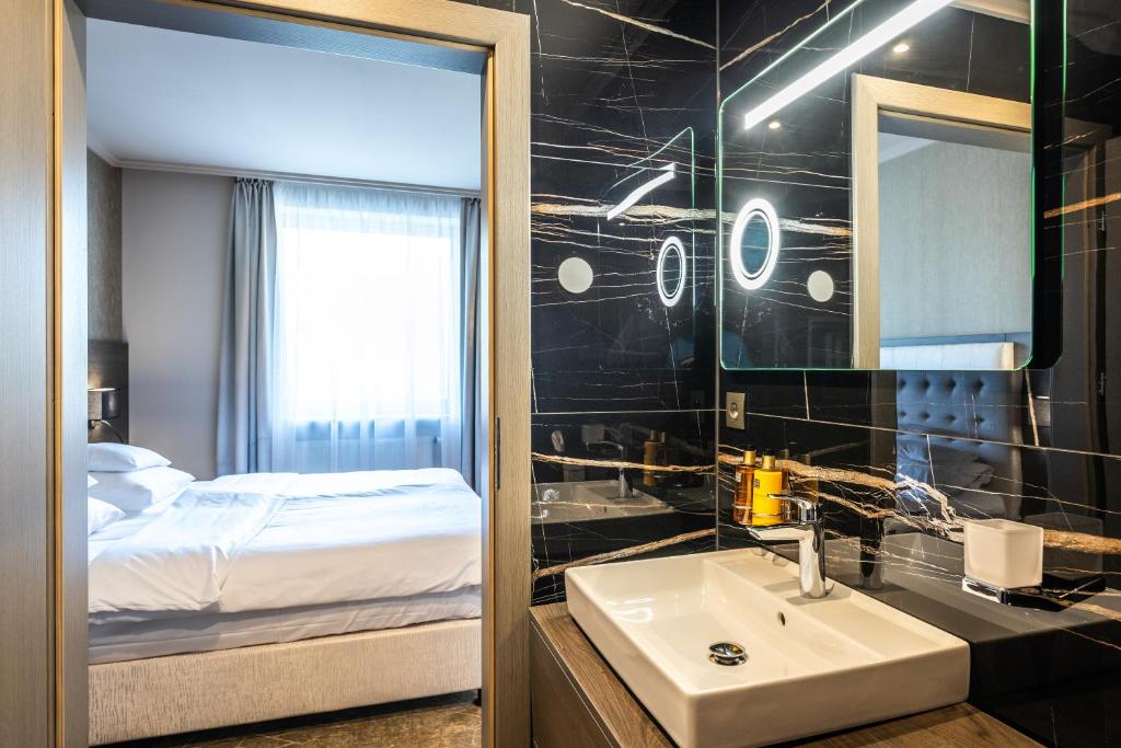 A bathroom at HOTEL EUROPA