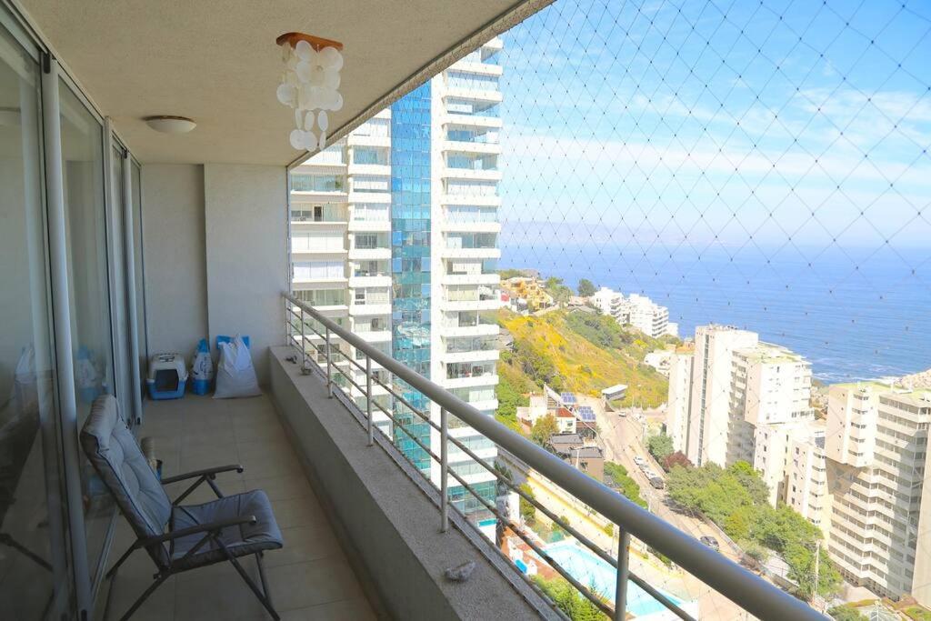 a balcony with a view of the ocean from a building at Hermoso y comodo depto en Cochoa in Viña del Mar