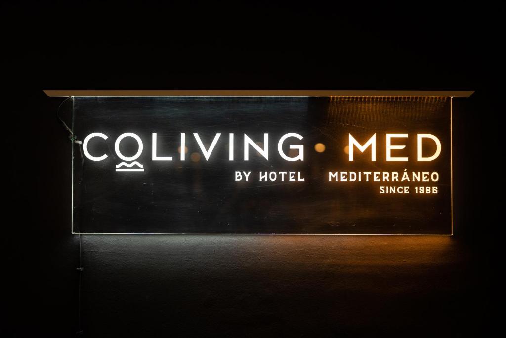 Coliving Med by Hotel Mediterràneo في مونتيفيديو: علامة على وجود متجر مكسيكي في غرفة مظلمة