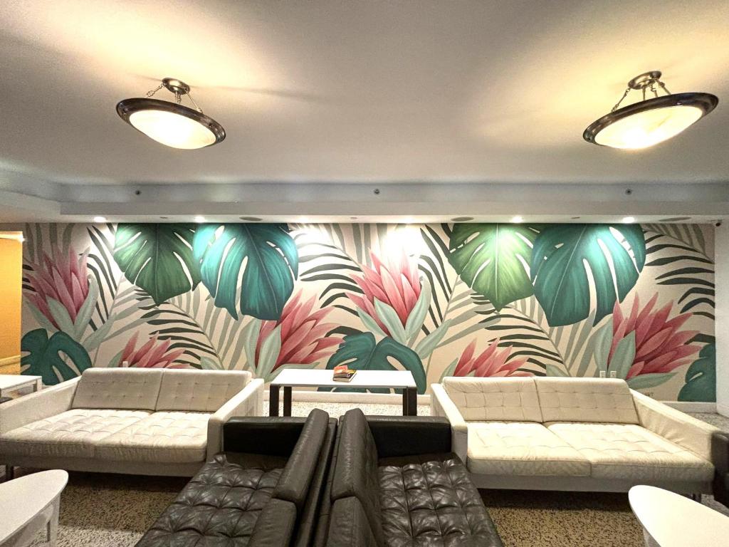 Collins Hotel photo