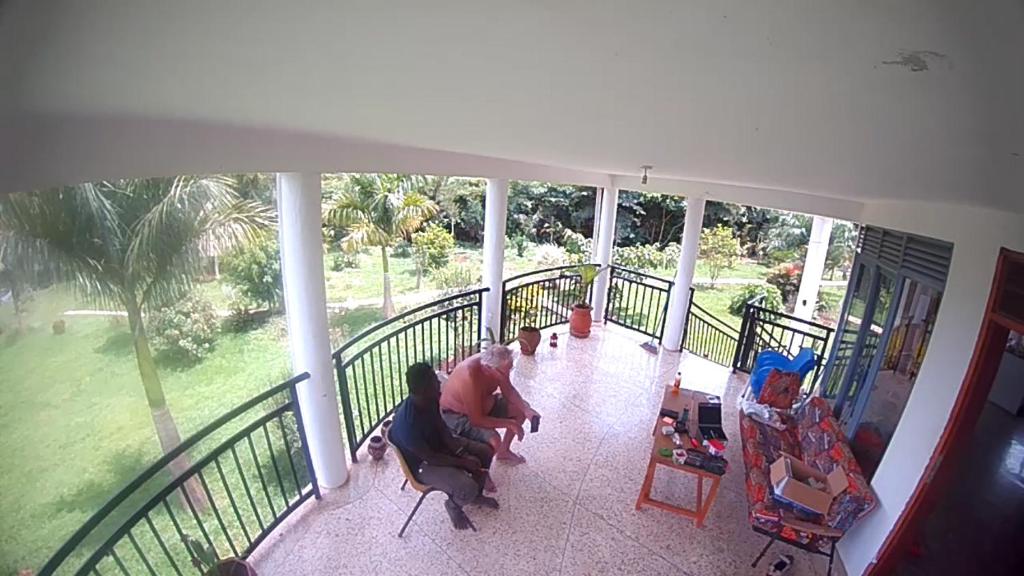 un grupo de personas sentadas en un balcón en Nile retreat, en Jinja