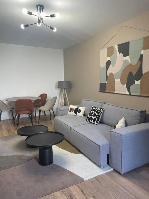 un salon avec un canapé et une table dans l'établissement Le Boisé - À deux pas de Paris - 320B, à Rueil-Malmaison