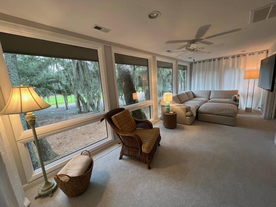 sala de estar con sofá, sillas y ventanas en Palmetto Breeze, Golf Course New furniture, carpet, en Johns Island