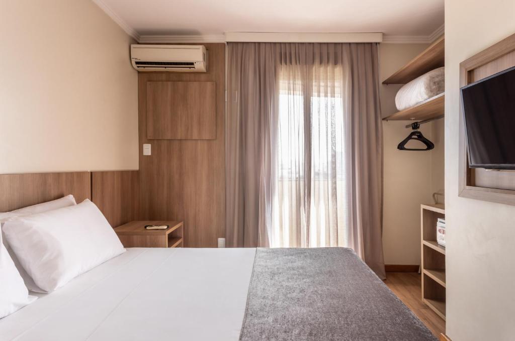 Cama ou camas em um quarto em Blue Tree Towers Millenium Porto Alegre