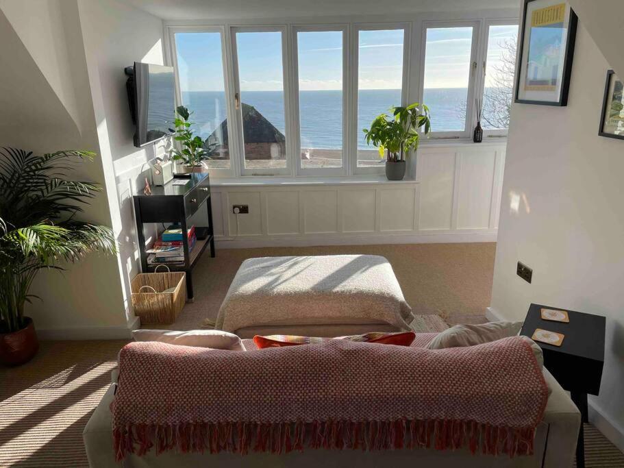 Cama ou camas em um quarto em The Turret- the best view in Folkestone