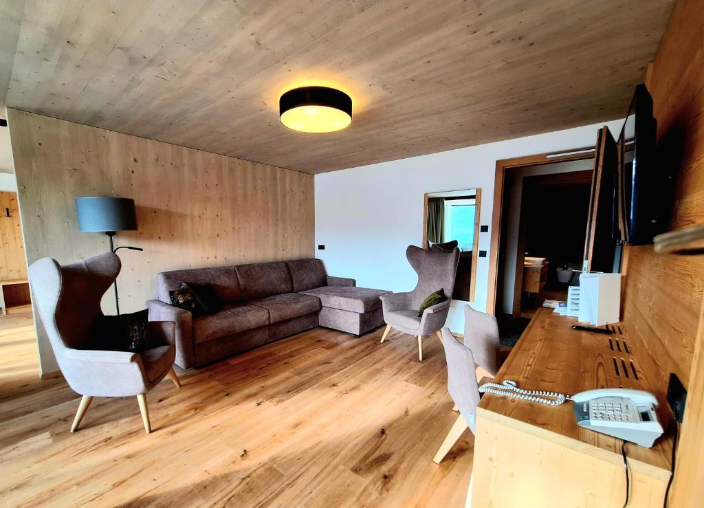 TV a/nebo společenská místnost v ubytování Hotel Tirolerhof