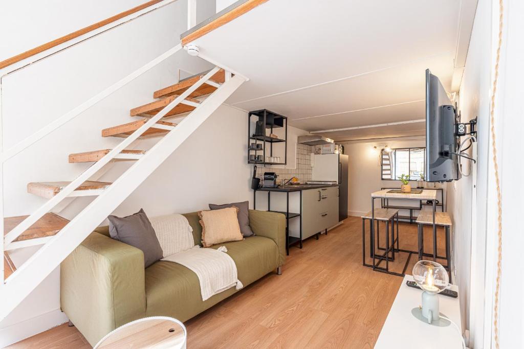 un salon avec un canapé et un escalier dans l'établissement Lively district - Duplex Old Town, à Nice