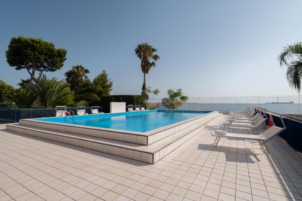 Bazén v ubytování Hotel Delfino Taranto nebo v jeho okolí