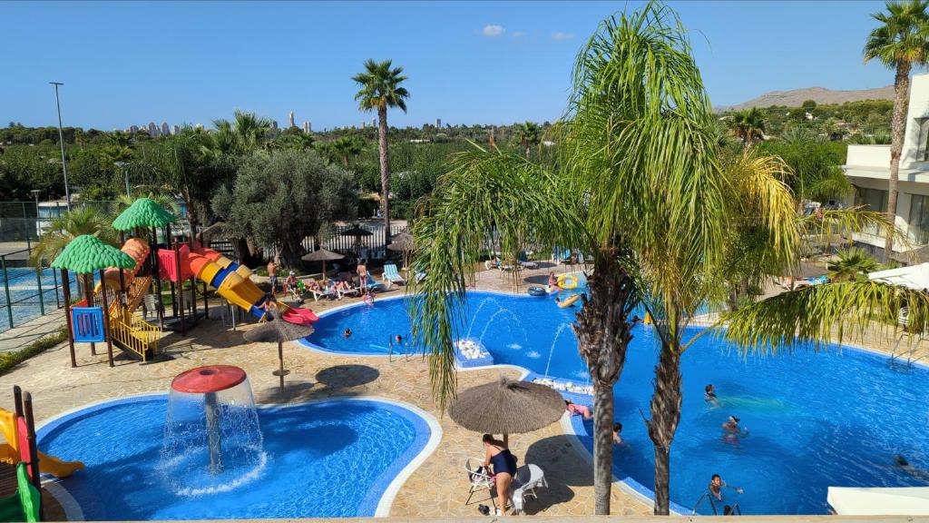 vista para uma piscina num resort em Resort Camping Almafrá em Benidorm