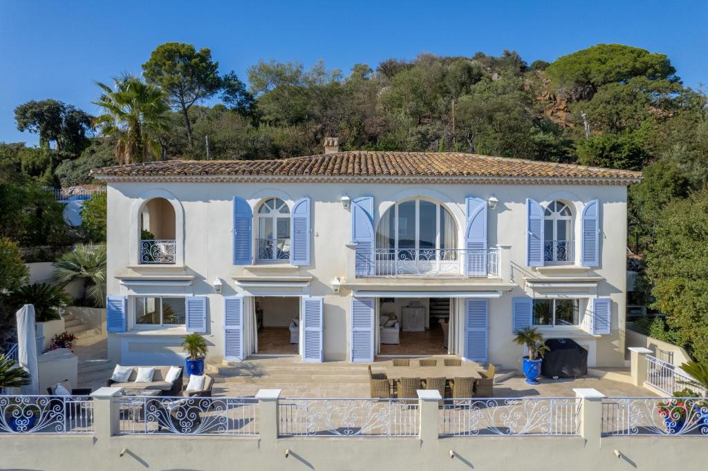 Villa con vistas a una casa en Villa Evasion, en Sainte-Maxime