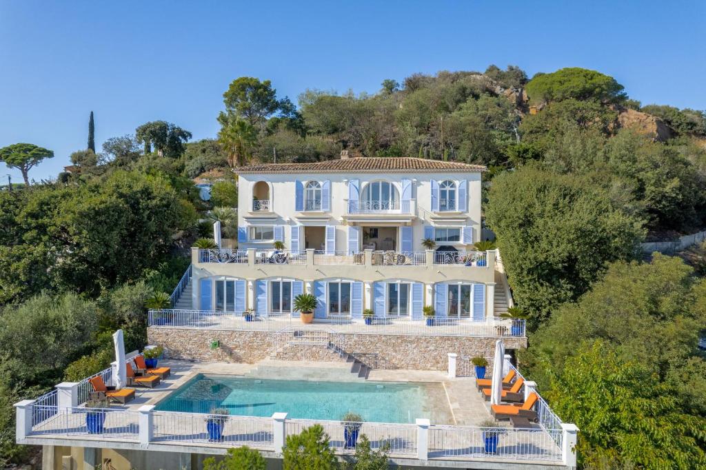 una vista aérea de una casa con piscina en Villa Evasion, en Sainte-Maxime