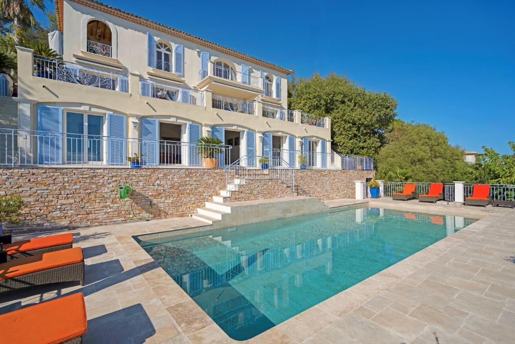 una casa con piscina frente a un edificio en Villa Evasion, en Sainte-Maxime