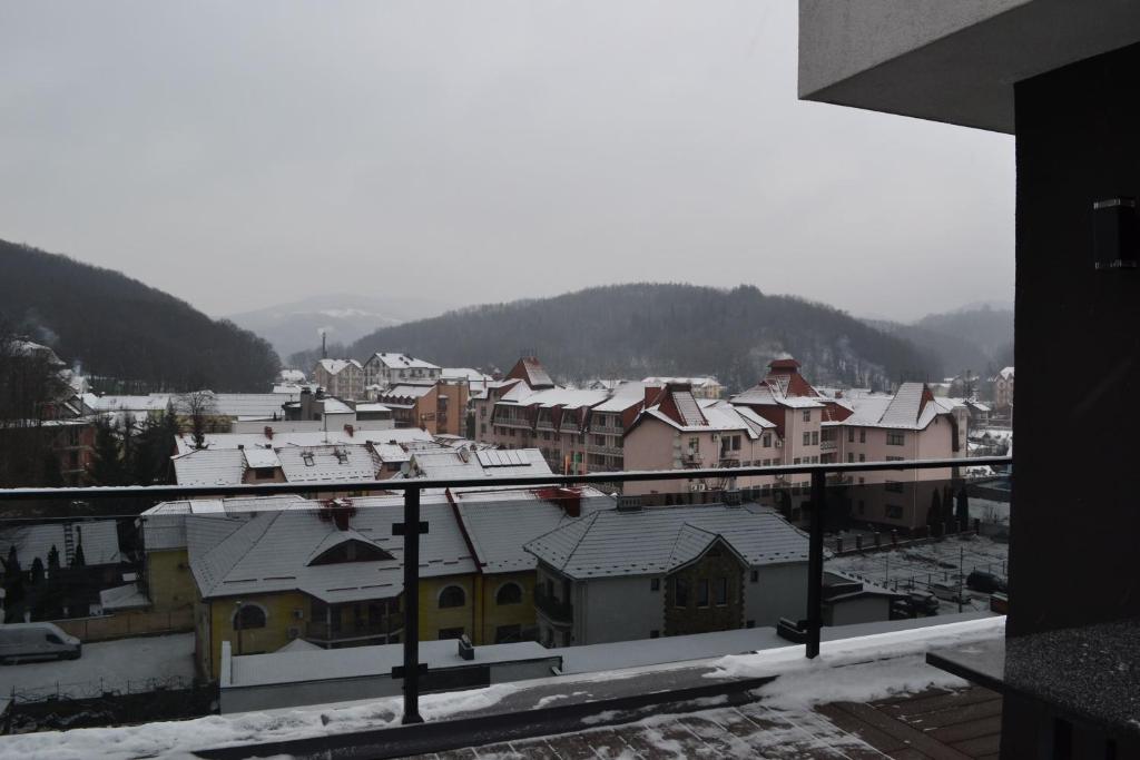 Nespecifikovaný výhled na hory nebo výhled na hory při pohledu z aparthotelu