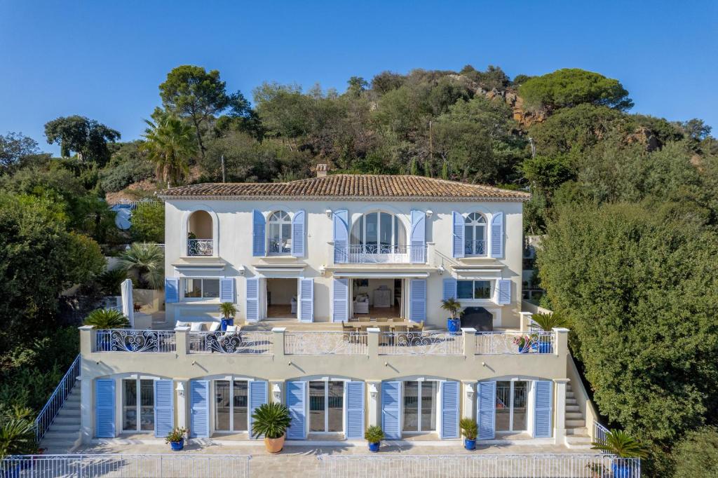 una vista aérea de una gran casa blanca en Villa Evasion, en Sainte-Maxime