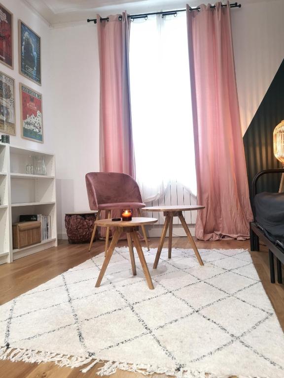 un salon avec une table et une chaise dans l'établissement Charme et confort en plein centre historique, à Nantes