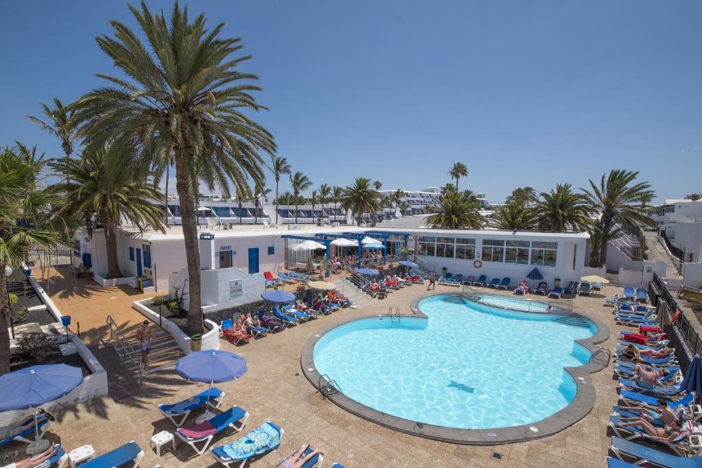 een uitzicht over het zwembad van een resort bij Apartamentos Jable Bermudas in Puerto del Carmen