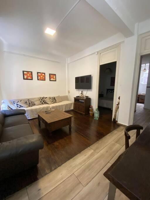 a living room with a couch and a coffee table at Hermoso Apartamento en Ciudad Vieja in Montevideo
