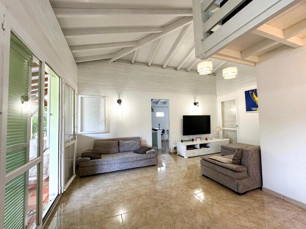 TV a/nebo společenská místnost v ubytování Maison à 3 min à pied de la plage