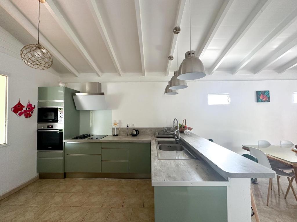 Kuchyň nebo kuchyňský kout v ubytování Maison à 3 min à pied de la plage