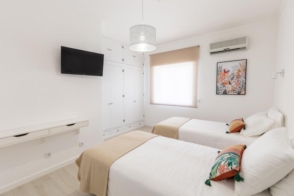 Postel nebo postele na pokoji v ubytování Faro Guest Apartments