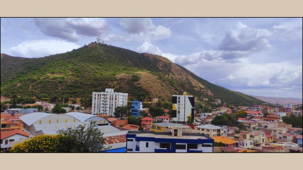a view of a city with a mountain at Departamento Vistas Ambar - 1 Dormitorio in Cochabamba