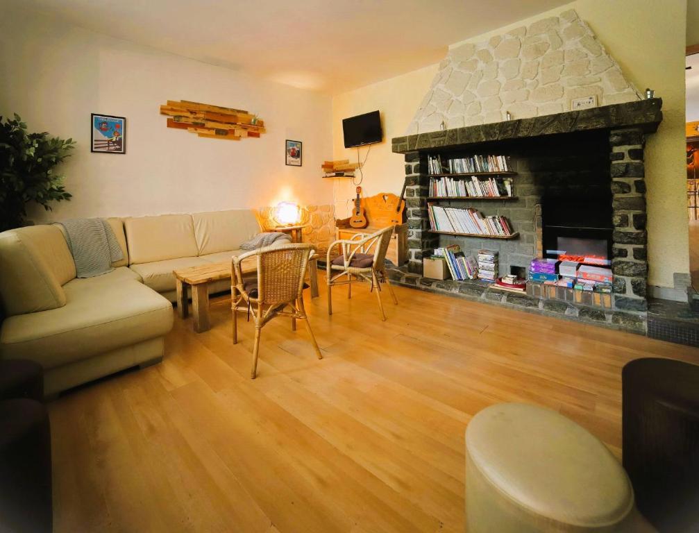 Posezení v ubytování Auberge de Jeunesse HI Chamrousse
