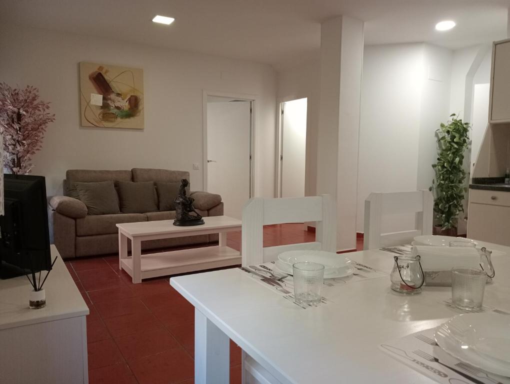Posedenie v ubytovaní Apartamentos La Piedra en pleno centro histórico con dos dormitorios y dos baños