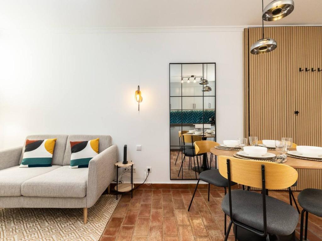NEW!! Cherry House - Traditional Townhouse in the heart of Tavira