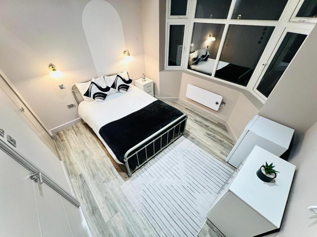 ロンドンにあるCentral studios: Exceptional standard for a memorable stayの小さなベッドルーム(ベッド1台、大きな窓付)