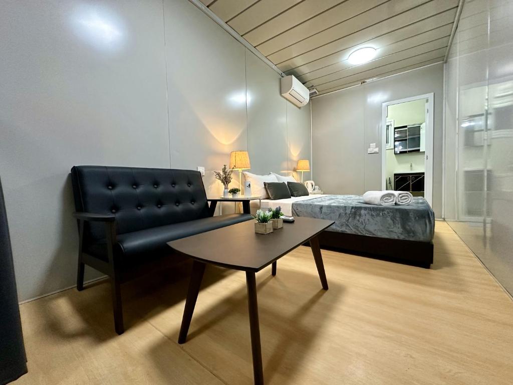 Postel nebo postele na pokoji v ubytování H&T PJ Gasing - Cabin Studio - Netflix & Free Parking