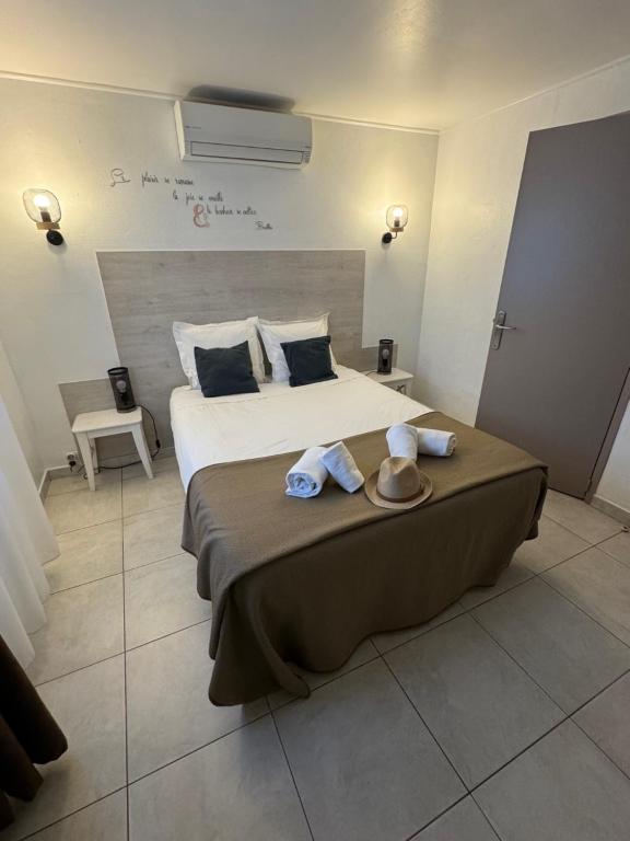 Postel nebo postele na pokoji v ubytování Hôtel Le Médiéval