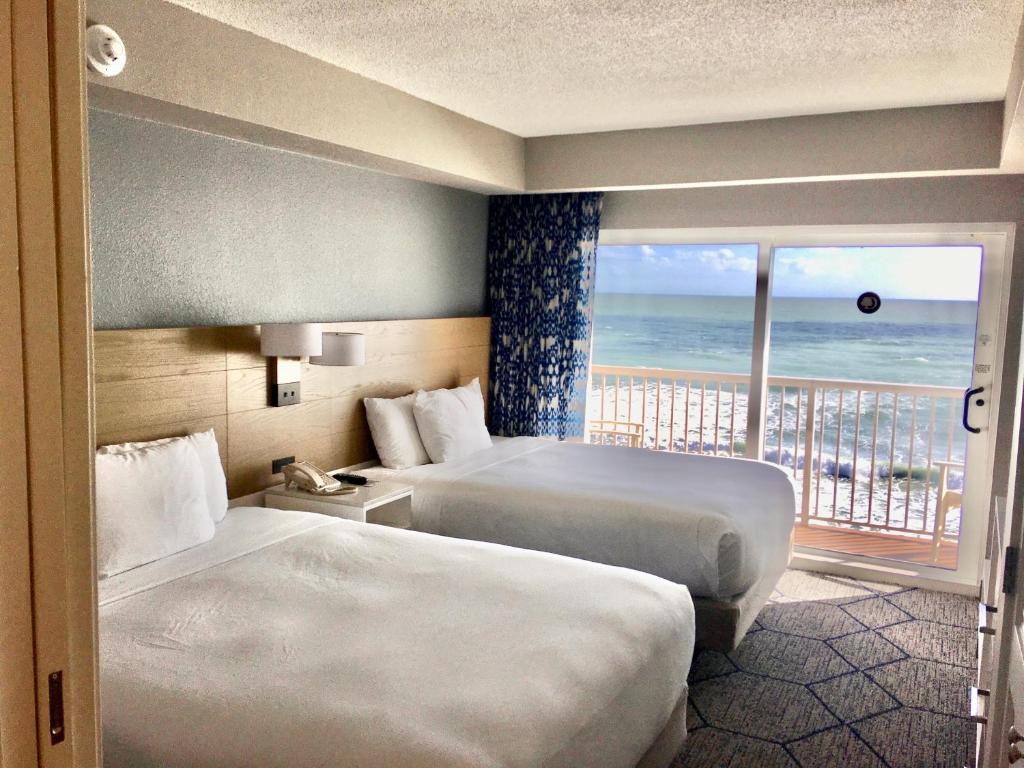 Postel nebo postele na pokoji v ubytování DoubleTree Suites by Hilton Melbourne Beach Oceanfront