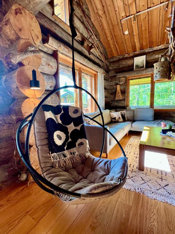 ein Zimmer mit einem Schaukelstuhl in einer Hütte in der Unterkunft Ruka View, 4BDR spacious chalet, perfect for families, walk to slopes, Family Park, National Park, Bike Park - Lapland Villas in Ruka