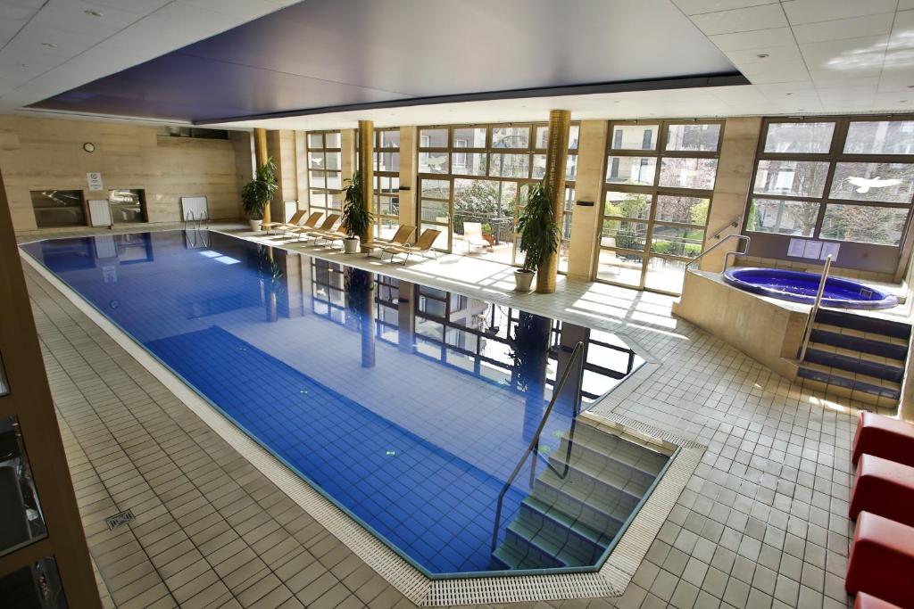 Bazén v ubytování Adina Apartment Hotel Budapest nebo v jeho okolí