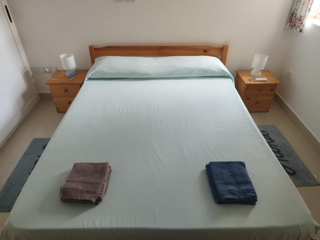 uma cama com duas toalhas num quarto em Sunlight house em Marsaskala