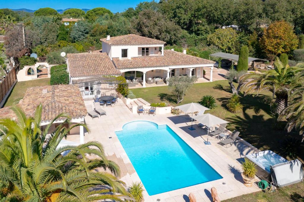 une vue aérienne d'une maison avec piscine dans l'établissement Villa Florentine, à Gassin