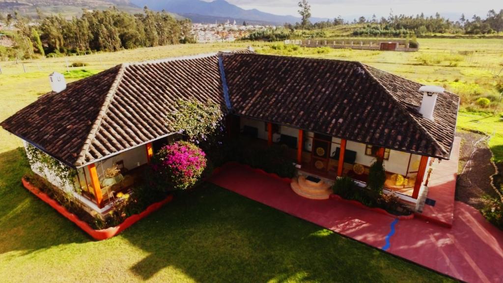 an overhead view of a house with a roof at B&B Cotacachi Hosteria Oro Azul in Cotacachi