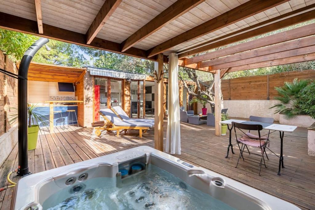 bañera de hidromasaje en una terraza con patio en Studio jacuzzi privé à 8 min à pied de la plage en La Ciotat